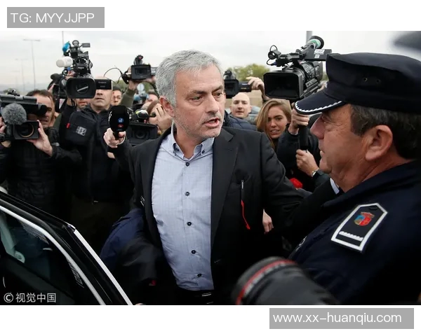 穆帅神秘现身大巴引发媒体围堵30名记者全力追踪皇马动态